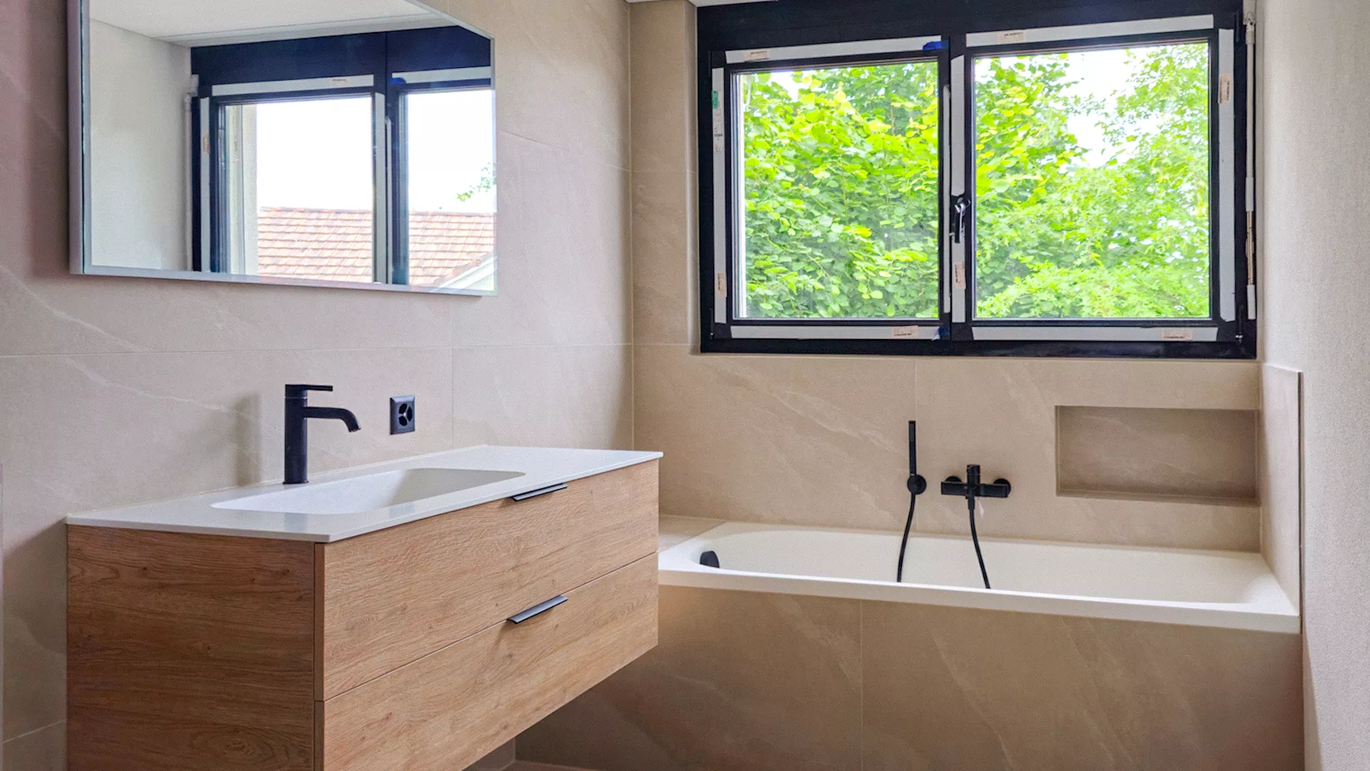 Bad mit klarem, ruhigem Design