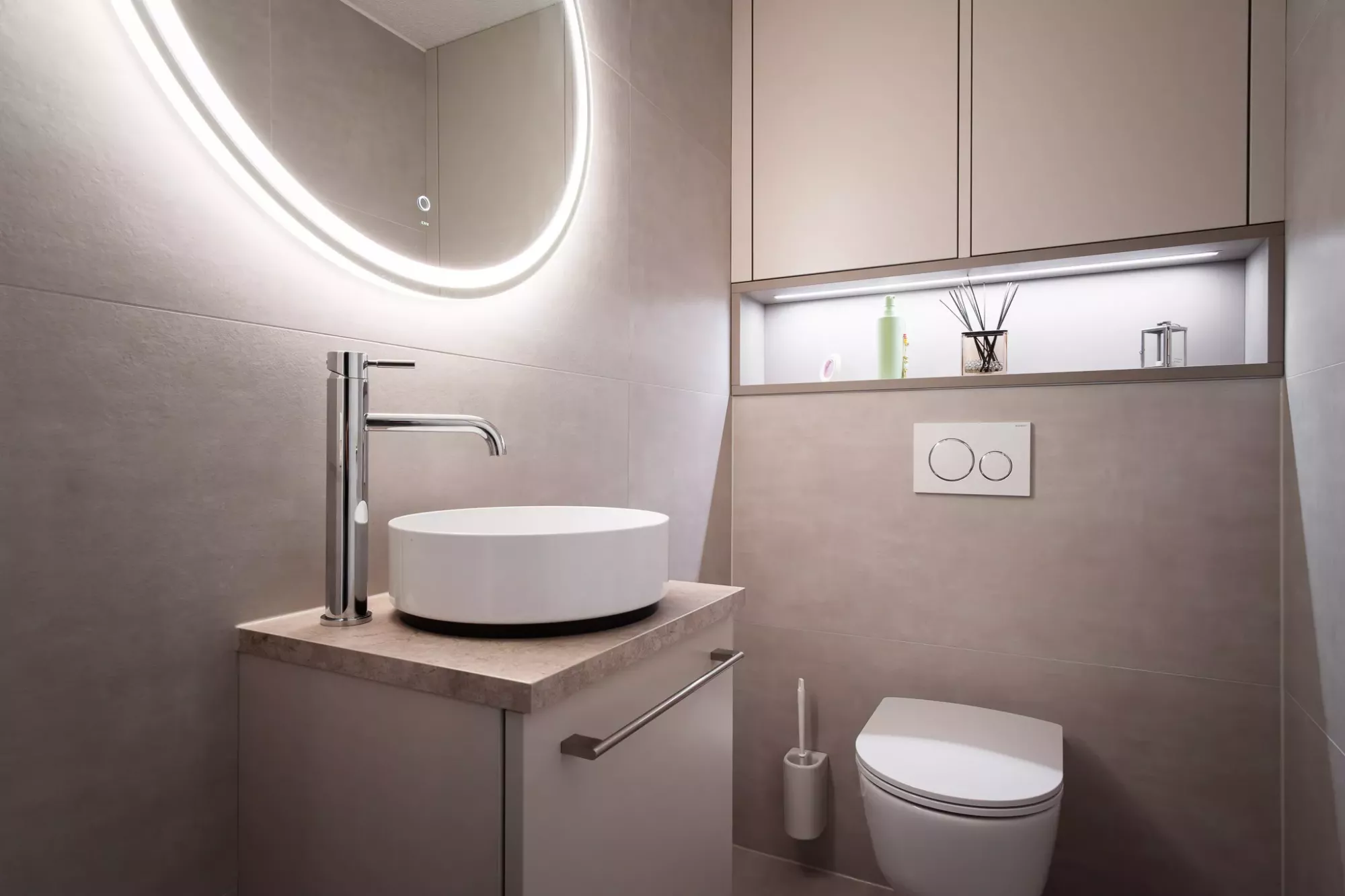 Gäste-WC mit modernem Lavabo
